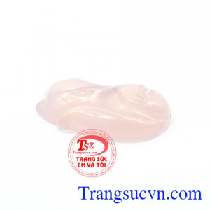 Mặt hồ ly thạch anh hồng có khả năng làm mang lại điều tốt đẹp trong tình yêu.