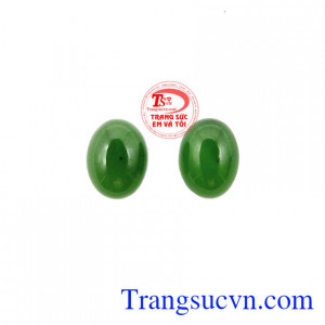 Mặt Nephrite tinh tế theo phong tục và truyền thống thì người xưa tin rằng người đeo ngọc có vận may tránh được rủi ro, ma quỷ và nguy hiểm.