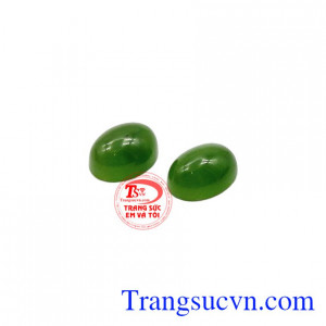 Suốt chiều dài lịch sử mênh mông từ 5 000 năm qua vua chúa Trung Hoa không ngừng say mê ngọc vì họ tin rằng thứ đá quý này giúp họ luôn cường tráng và trường thọ.