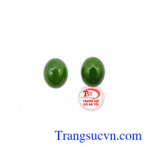 Mặt Nephrite trang nhã là sản phẩm được chế tác tĩnh xảo từ đá Nephrite thiên nhiên chất lượng cao có giấy kiểm định của trung tâm kiểm định cấp.