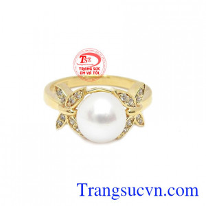 Nhẫn nữ ngọc trai hồ điệp được chế tác từ vàng tây 14k cùng ngọc trai thiên nhiên sang trọng và quý phái. 