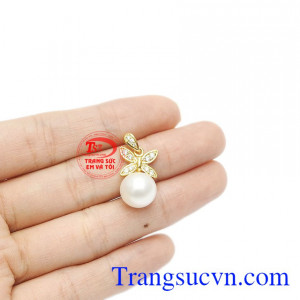 Sản phẩm kết hợp ngọc trai và vàng tây 14k bền đẹp, sáng bóng.