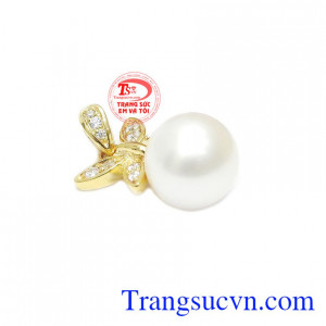 Mặt dây ngọc trai hồ điệp mang ý nghĩa về vẻ đẹp quyến rũ của người con gái với sự sang trọng và kiêu sa.