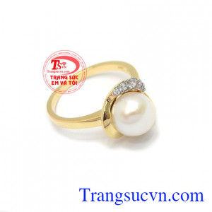 Nhẫn Ngọc Trai Nữ Hoàng là được chế tác từ vàng 14k đẹp có gắn thêm ngọc trai