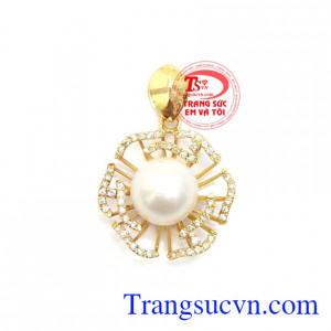 Mặt dây ngọc trai san hô đẹp mang đến vẻ đẹp lộng lẫy, kiêu sa nhưng không kém phần tinh tế, thanh lịch của phái đẹp