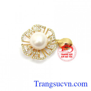 Từ các quý bà, quý cô, phụ nữ hiện đại cho đến các bạn gái trẻ đều phù hợp để diện trang sức ngọc trai