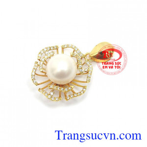 Mặt dây ngọc trai san hô đẹp là món quà mà mọi phụ nữ đều yêu thích
