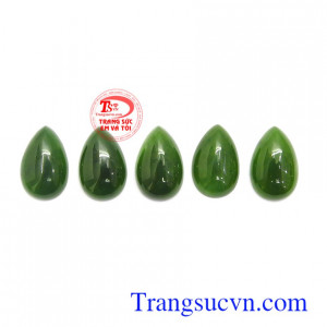 Mặt nephrite phù hợp làm mặt dây chuyền sang trọng, thời trang và phong thủy