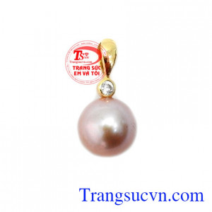 Mặt dây Ngọc Trai Hạnh Phúc sở hữu vẻ đẹp quyền quý, trang sức ngọc trai còn là biểu tượng cho sự toàn vẹn nên đây là món quà chuyền đạt nhiều thông điệp ý nghĩa đến với những người thân yêu