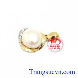 Mặt Dây Ngọc Trai Nữ Hoàng mang đến vẻ đẹp lộng lẫy kiêu sa nhưng không kém phần tinh tế, thanh lịch