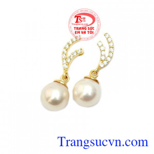 Hoa Tai Ngọc Thuần Khiết với ngọc trai màu trắng được nhiều chị em phụ nữ yêu thích mang đến sự nhẹ nhàng, thanh nhã, dịu dàng