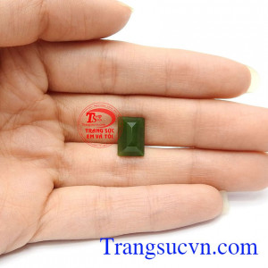 Mặt ngọc cẩm thạch được ứng dụng nhiều trong chế tác trang sức như: nhẫn, mặt dây chuyền, khuyên tai, lắc tay,…