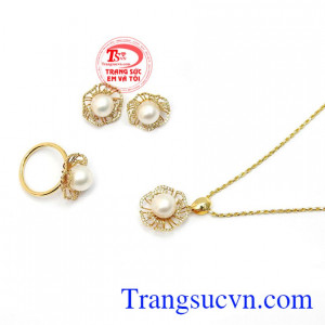 Bộ Trang Sức Ngọc Trai San Hô mang đến vẻ đẹp sang trọng, tinh tế, thanh lịch cho người đeo