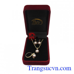 Bộ Trang Sức Ngọc Trai Hạnh Phúc mang đến vẻ đẹp sang trọng, thanh lịch cho người đeo