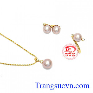 Mặt dây Ngọc Trai Hạnh Phúc sở hữu vẻ đẹp quyền quý, trang sức ngọc trai còn là biểu tượng cho sự toàn vẹn nên đây là món quà chuyền đạt nhiều thông điệp ý nghĩa đến với những người thân yêu
