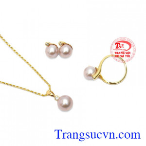 Vẻ đẹp của ngọc trai là vĩnh cửu vì thế phụ nữ được nhận món quà này đều được yêu thương, trân trọng và nâng niu
