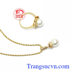 Bộ Trang Sức Ngọc Trai Sang Trọng là món đồ trang sức mang vẻ đẹp sang trọng và thanh lịch