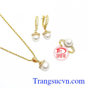 Sản phẩm được phái đẹp ưa thích, là món quà ý nghĩa dành tặng người thân. Trang sức ngọc trai mang đến vẻ đẹp sang trọng, quý phái