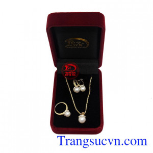 Ngọc trai có ánh xà cừ trắng tượng trưng cho sự may mắn, phú quý và thăng tiến