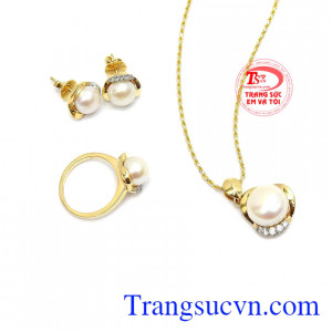 Bộ Trang Sức Ngọc Trai Nữ Hoàng với vẻ đẹp sang trọng, lộng lẫy với ý nghĩa cao quý, ngọc trai là món đồ trang sức mà các chị em đều yêu thích