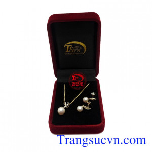 Những viên ngọc trai sáng bóng, ánh màu luôn thu hút chị em phụ nữ và là phụ kiện thời trang yêu thích