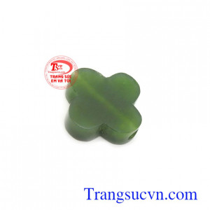 Mặt nephrite cỏ bốn lá may mắn là biểu tượng của sức khỏe, bình an và may mắn, giúp người đeo tránh được những điều không may trong cuốc sống