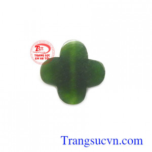 Mặt nephrite cỏ bốn lá may mắn màu sắc tươi sáng, phù hợp bọc vàng làm hoa tai, mặt dây, mặt nhẫn đeo hợp thời trang và phong thủy