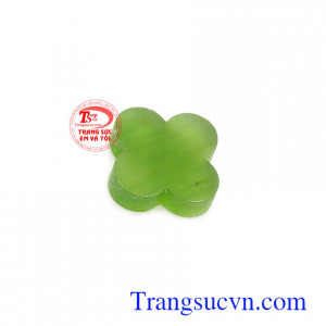 Mặt ngọc nephrite bốn lá bình an là biểu tượng cho niềm tin, tình yêu, hi vọng và may mắn
