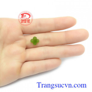 Mặt ngọc bích thường được bọc vàng làm mặt dây chuyền, hoa tai mặt nhẫn đeo hợp thời trang và phong thủy