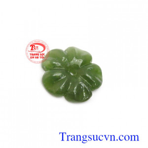 Mặt ngọc nephrite thiên nhiên may mắn là biểu tượng của sức khỏe, bình an và may mắn, giúp người đeo tránh được những điều không may trong cuốc sống