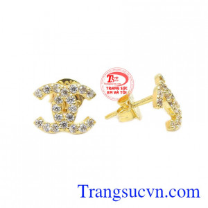 Sản phẩm kết hợp hài hòa giữa vàng tây và đá Cz giúp cho đôi hoa tai thêm phần nổi bật hơn.