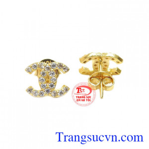 Hoa tai nhỏ giúp tôn lên nét đẹp của người phụ nữ. 