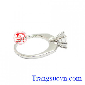 Sản phẩm chế tác từ vàng trắng 18k và đá cz mang đến cho người dùng sự sang trọng.
