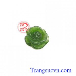 Mặt ngọc nephrite sang trọng là những tinh túy và quý báu nhất của trời và đất, mang lại bình an, may mắn và tài lộc cho người đeo