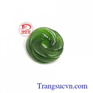 Mặt ngọc nephrite hưng thịnh là biểu tượng của sức khỏe, vận may và tài lộc, giúp người đeo tránh được những rủi ro, không may, mang lại bình an và hạnh phúc