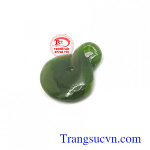 Mặt ngọc nephrite rất được mọi người ưa chuộng, được lựa chọn như là lá bùa hộ mệnh cho bản thân