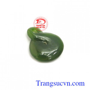 Mặt ngọc nephrite an nhiên là những tinh túy và quý báu nhất của trời và đất, mang lại bình an, may mắn và tài lộc cho người đeo