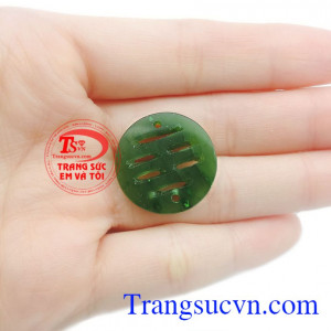 Mặt chữ hỷ Nephrite có thể làm vòng tay, phù hợp để đem tặng cho người thân, bạn bè.