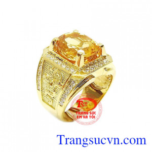 Nhẫn nam thạch anh vàng quyền lực là sản phẩm được chế tác từ thạch anh vàng, loại đá quý hiếm nhất trong họ nhà thạch anh