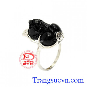 Nhẫn bạc tỳ hưu tài lộc được chế tác từ bạc 925, đường nét tinh xảo, bền đẹp