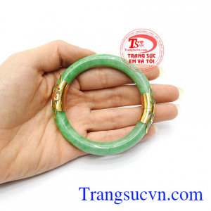 Vòng cẩm thạch mang đến may mắn và tài lộc, giúp người đeo hút được linh khí trong ngọc, xua đổi tà ma.