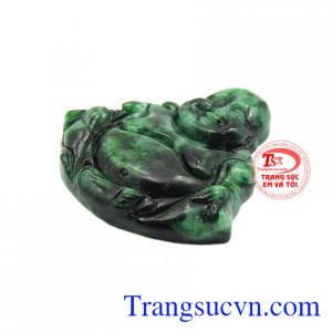 Ngọc cẩm thạch được cho là có tác động đến những điều không hay, xui xẻo và loại bỏ chúng khỏi cuộc sống của con người, khiến người đeo cảm thấy vui vẻ, lạc qua, hạnh phúc hơn