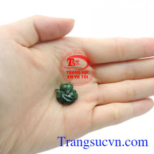 Mặt hồ ly ôm hoa Jadeite chất lượng.