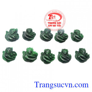 Mặt hồ ly ôm hoa Jadeite phù hợp để làm quà tặng người thân, bạn bè.