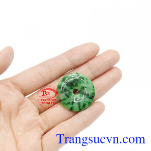 Khách hàng thường xuyên sử dụng ngọc cẩm thạch sẽ giúp tinh thần thoải mái, may mắn và thịnh vượng.