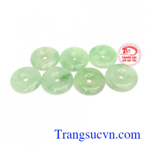 Để ngọc cẩm thạch có thể bền đẹp, khách hàng có thể bọc vàng hoặc bạc làm mặt dây.