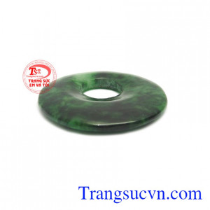 Mặt ngọc jadeite thiên nhiên phú quý được chạm khắc từ ngọc cẩm thạch thiên nhiên. 