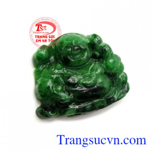 Ngọc cẩm thạch được coi là bảo vật trong mỗi gia đình, đây được coi là vật mang lại may mắn và cũng là vật hộ thân tránh khỏi tà ma