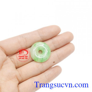 Ngọc cẩm thạch thiên nhiên mang đến sự bình an, may mắn và thịnh vượng.