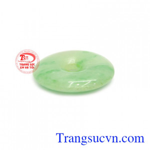 Ngọc cẩm thạch đồng xu nhỏ thích hợp làm mặt dây, khách hàng cũng có thể bọc vàng hoặc bạc để đảm bảo mặt ngọc sẽ bền đẹp.